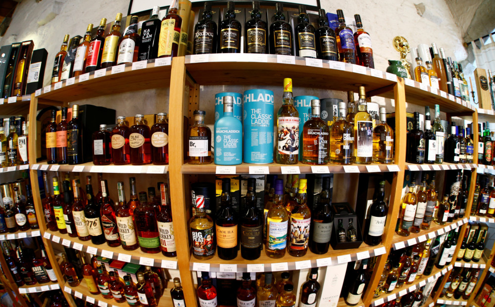 Skotija cīņā ar žūpošanu nosaka zemāko pieļaujamo alkohola cenu