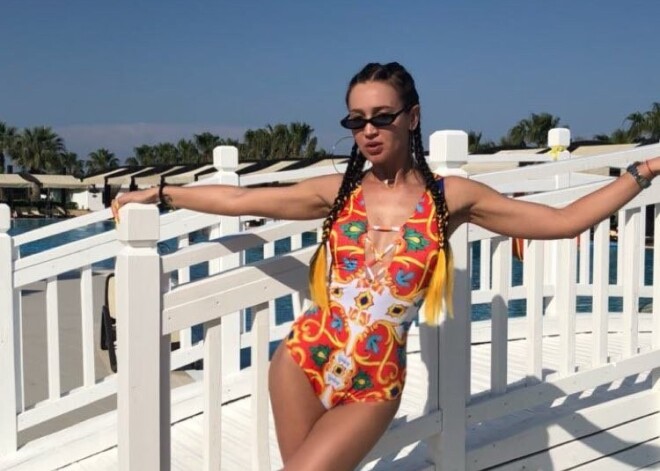 Ольга Бузова прилетела в Турцию и устроила фотосессию в купальнике