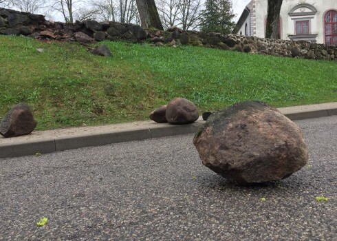 Limbažos zibens spēriens pa ielu izsvaida 100 kg smagus akmeņus. Tādu negaisu pilsētā neatceras neviens