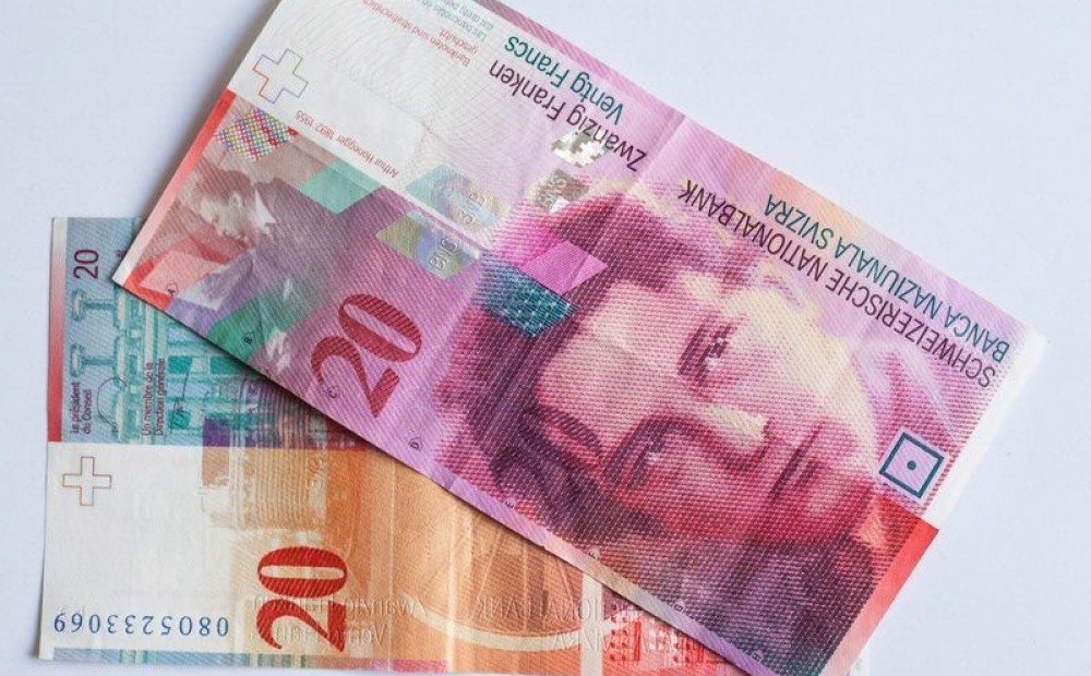 Швейцарские франки в рубли. Швейцарский Франк. Деньги Швейцарии. Швейцарский Франк валюта. Швейцарские купюры.
