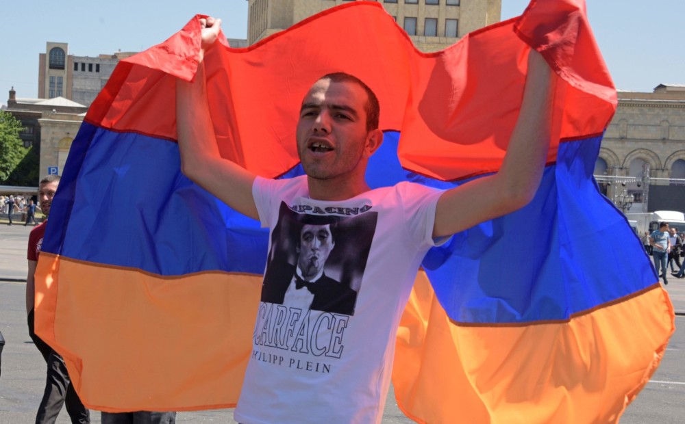 Erevānas ielās izgājuši desmitiem tūkstoši protestētāju, bloķējot ielas un lidostu