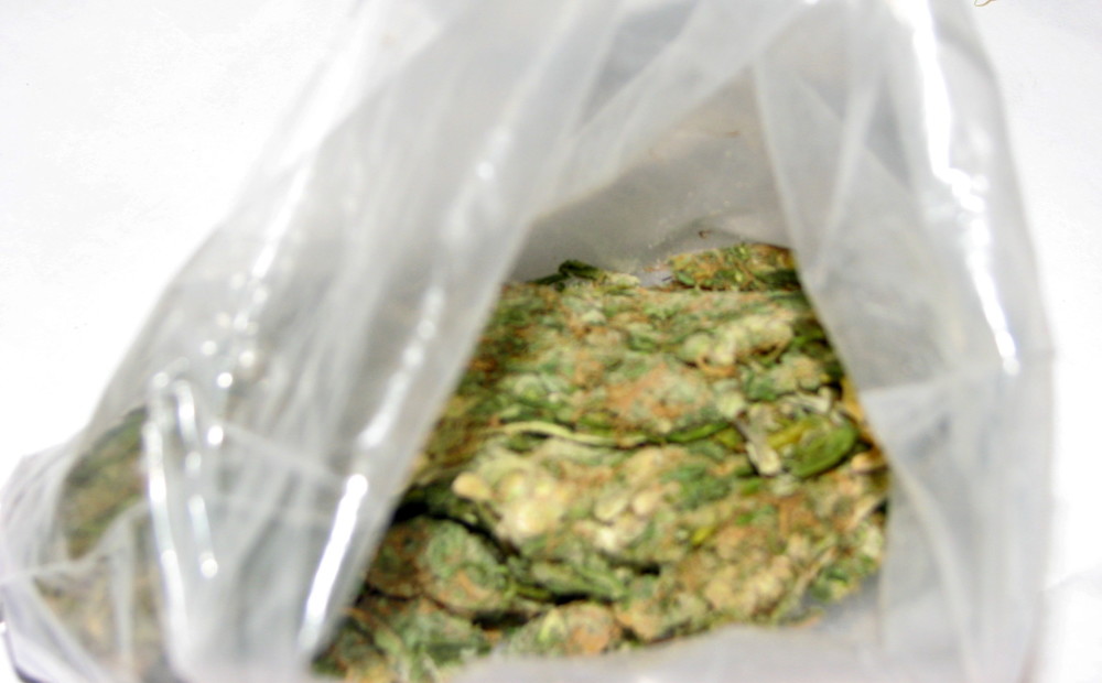 Ar piespiedu darbu soda vīrieti, kurš apmaiņā pret savu BMW iegādājies 43 gramus marihuānas