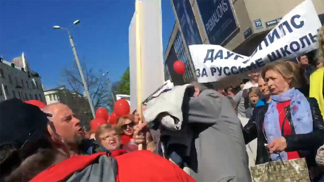 Brīdī, kad vīrieti pamanīja un visi krievvalodīgie metās viņam virsū, daži agresīvākie izrāva viņam no rokām plakātu un to saplēsa.