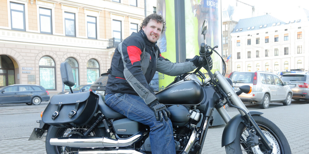 Jēkabs Rēdlihs par savu Honda Black Spirit Shadow teic, ka tas ir īsts skaistulis. Viņa tālākais brauciens ar motociklu bijis uz Sāremā salu.