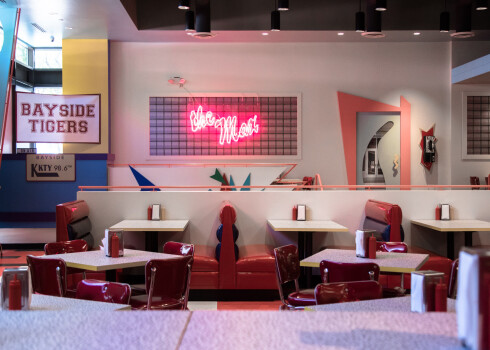 "Glābējzvana" faniem patiks: radīts restorāns, kurā izskatās uz mata kā slavenajā seriālā