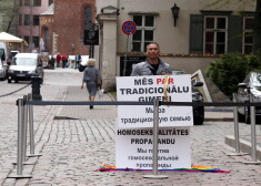 Kā novēroja Jauns.lv, protesta akcijai pie Saeimas uzmanību pievērsa gan mediji, gan arī garāmgājēji (tostarp tūristi), kuri ar mulsumu un interesei raudzījās notiekošajā.