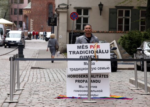Protestā pret Baltijas praidu ierodas tikai divi cilvēki