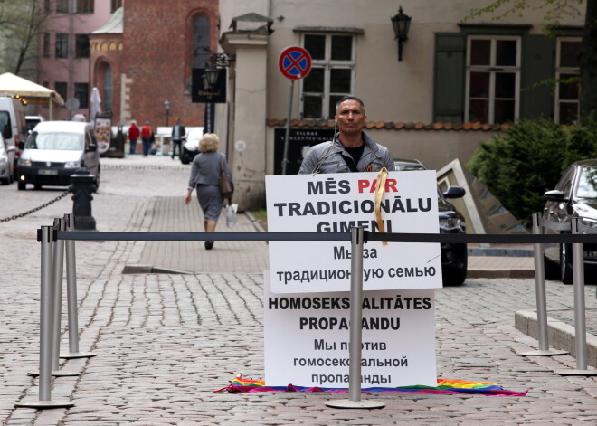 Protestā pret Baltijas praidu ierodas tikai divi cilvēki