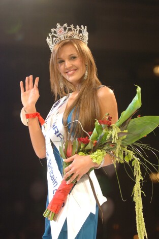 Denjela Loida - titula "Miss Great Britain 2006" ieguvēja.