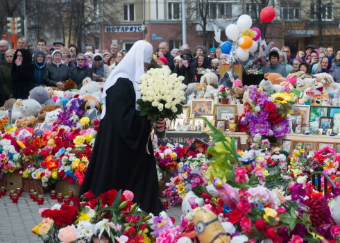 40 дней со дня пожара в Кемерово: патриарх Кирилл посетил народный мемориал жертвам трагедии