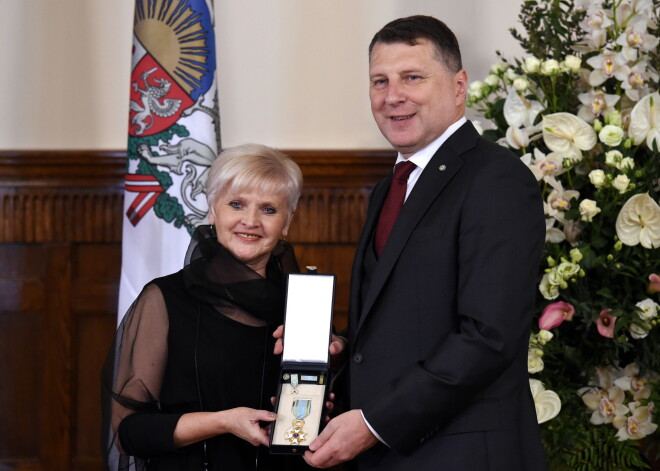 Valsts prezidents Raimonds Vējonis un ilggadējā Rīgas Horeogrāfijas skolas klasiskās dejas pedagoģe Indra Lapšina ar saņemto Triju Zvaigžņu ordeni par nopelniem kultūrā un ilggadējo darbu un ieguldījumu baleta mākslas un dejas pedagoģijas attīstībā Latvijā, svinīgajā pasniegšanas ceremonijā.