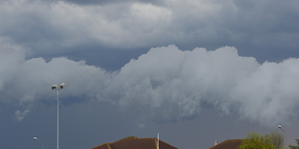 FOTO: iespaidīgi negaisa mākoņi virs Mārupes