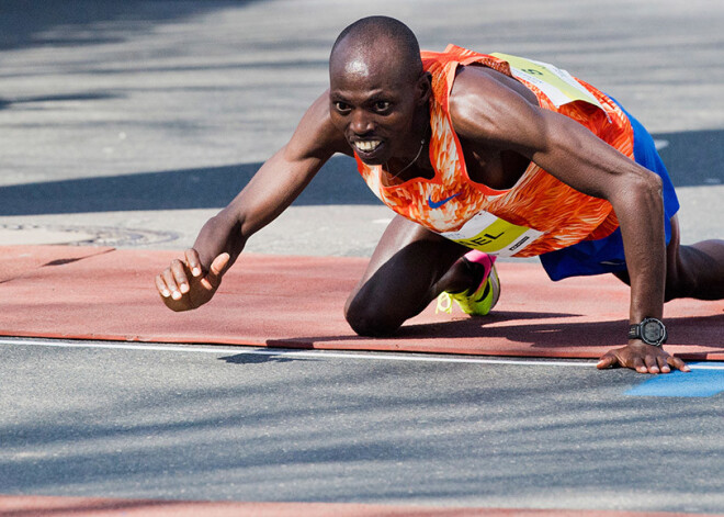 Drāma Hannoveres maratonā: sportists finiša līniju šķērso četrrāpus