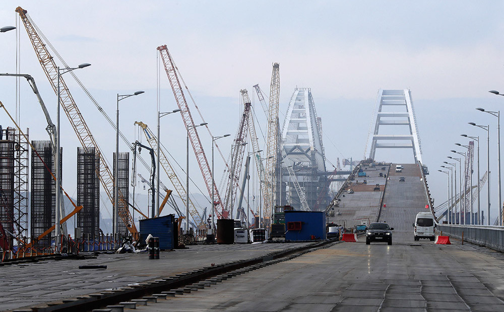 7 Nīderlandes firmas tur aizdomās par piedalīšanos Krievijas tilta būvniecībā uz Krimu