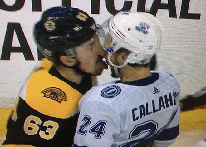 Хоккеист Брэд Маршан снова облизал соперника