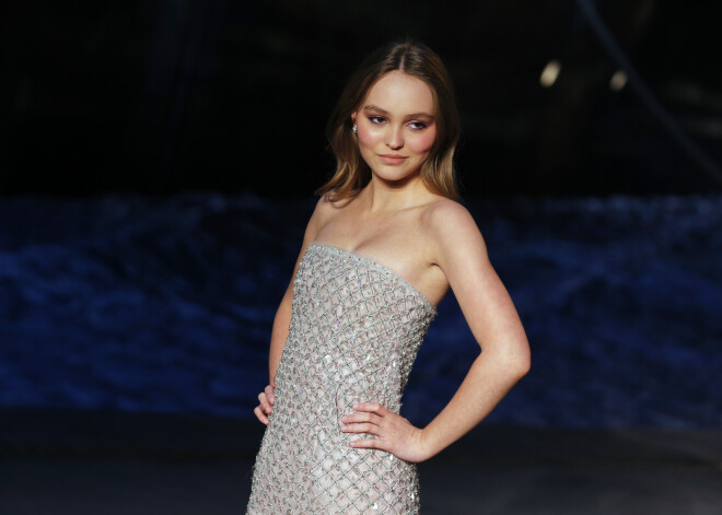 Дочь Джонни Деппа смело показала располневшие ноги в мини-платье