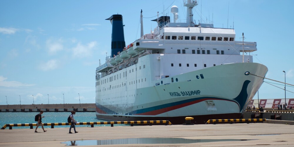 Kruīza kuģi, kas ceļo no Sočiem uz Krimu, vajā viena nelaime pēc otras