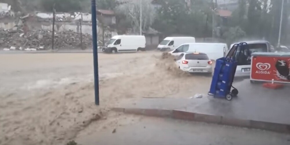 Plūdi posta Turcijas galvaspilsētu; kaut ko tādu Ankara vēl nav pieredzējusi