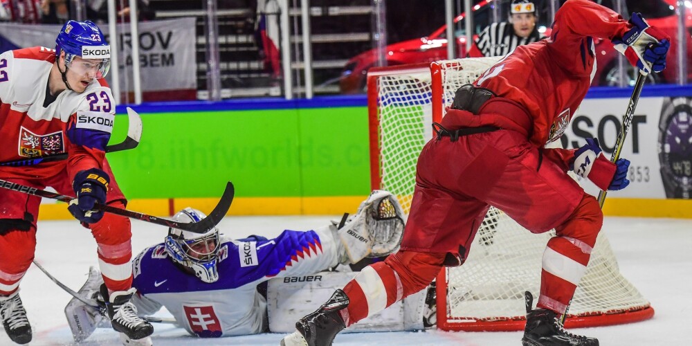 Čehijas hokejisti desmit sekundes pirms pamatlaika beigām panāk pagarinājumu, kurā nodrošina uzvaru