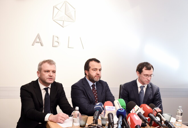 "ABLV Bank" līdzīpašnieks un padomes priekšsēdētājs Oļegs Fiļs (no kreisās), bankas valdes priekšsēdētājs Ernests Bernis un valdes priekšsēdētāja vietnieks Vadims Reinfelds piedalās preses konferencē, kurā paziņo par gaidāmo bankas pašlikvidācijas procesu un to, kā tiks izvēlēti bankas likvidatori.