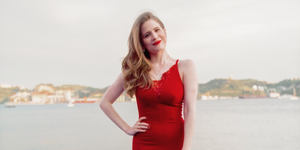 Laura Rizzotto, pilnajā vārdā Laura di Karvaļu Rizoto (Laura de Carvalho Rizzotto); dzimusi 1994. gada 18. jūlijā Riodežaneiro, Brazīlijā) ir latviešu izcelsmes brazīliešu dziedātāja un dziesmu autore. Lauras māte ir portugāļu izcelsmes brazīliete. Lauras tēvs ir latviešu izcelsmes, viņa māte ir dzimusi Liepājā Herberta Cukura ģimenē, augusi Rīgā.Laura piedalījās Latvijas nacionālajā atlasē 2018. gada Eirovīzijas dziesmu konkursam Supernova 2018 ar dziesmu Funny Girl, viņa piedalījās 3. pusfinālā un ieguva 1. vietu tajā. Viņa uzvarēja arī Supernovas finālā un pārstāvēja Latviju 2018. gada Eirovīzijas dziesmu konkursā Lisabonā, Portugālē.