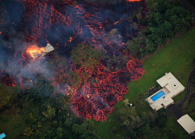 FOTO: no vulkāna izvirdusī lava Havaju salās aprij desmitiem māju