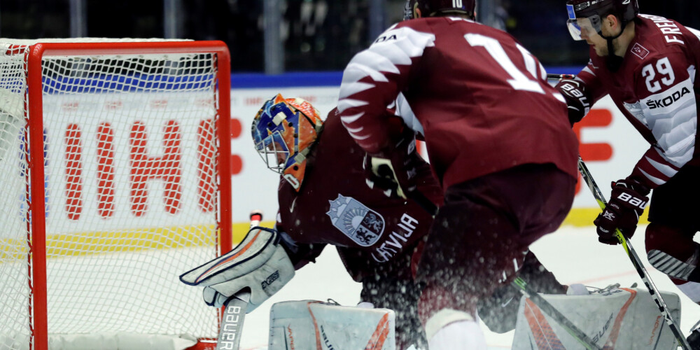 Latvijas hokeja izlasei sliktākais atvairīto metienu procents pēc pasaules čempionāta pirmajām divām spēlēm
