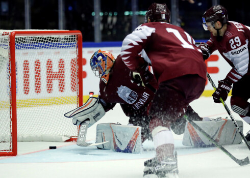 Latvijas hokeja izlasei sliktākais atvairīto metienu procents pēc pasaules čempionāta pirmajām divām spēlēm
