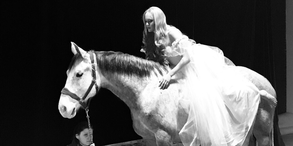 "Triānas parka" Agnese Rakovska filmējoties nokrīt no zirga