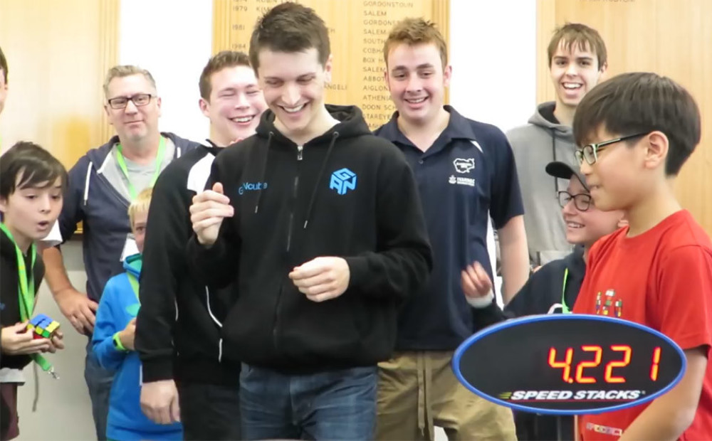 Jauns pasaules rekords: Feliks Zemdegs saliek rubika kubu 4.22 sekundēs