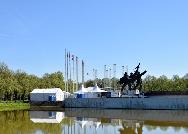 Uzvaras parkā pie pieminekļa "Padomju Latvijas un Rīgas atbrīvotājiem no nacistiskajiem iebrucējiem" tiek ierīkota skatuve un tirdzniecības vietas svinībām par godu Uzvaras dienai un Otrā pasaules kara upuru piemiņai.