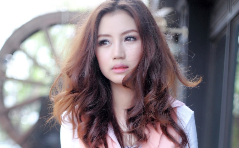 Японка навестила мужа на работе, видео женщину трахнули в парке