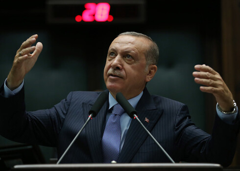 "Kas jūs tādi esat, lai uzbruktu rakstiem? Mēs zinām, cik nekrietni jūs esat," sacīja Eroans.