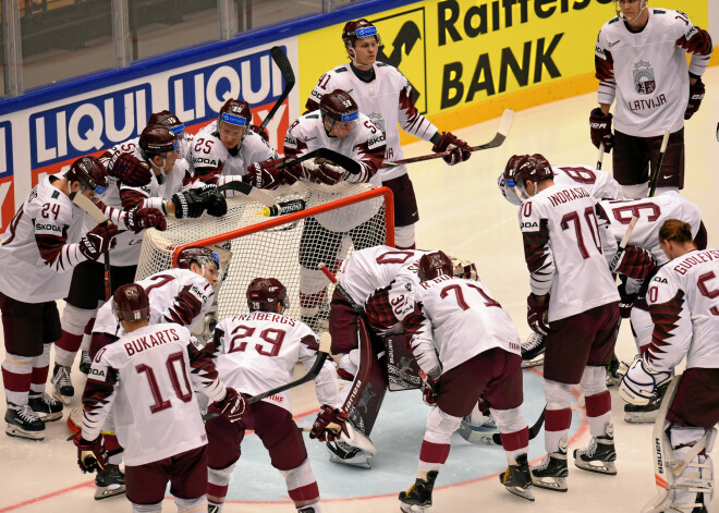 Latvijas hokejisti traumām bagātā mačā "sausā" uzvar Dienvidkoreju