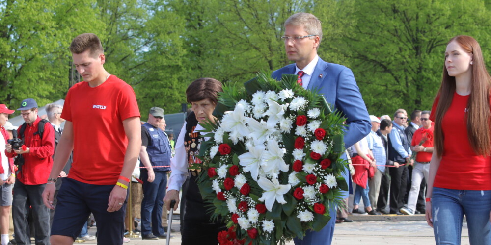 Нил Ушаков, Гарик Сукачев, посол России и еще несколько тысяч человек возложили цветы к монументу освободителям Риги в парке Победы