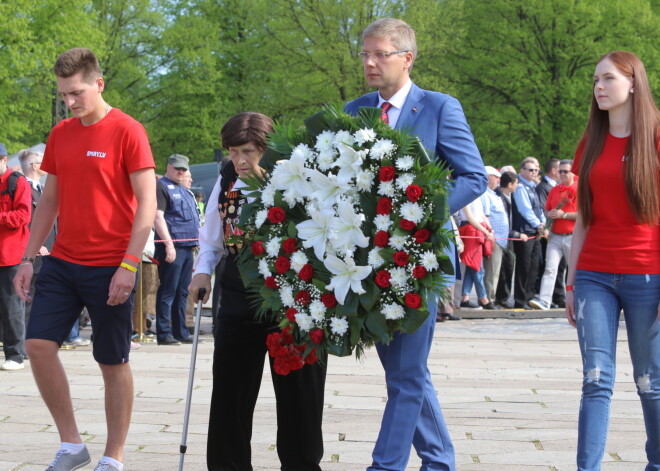 Нил Ушаков, Гарик Сукачев, посол России и еще несколько тысяч человек возложили цветы к монументу освободителям Риги в парке Победы