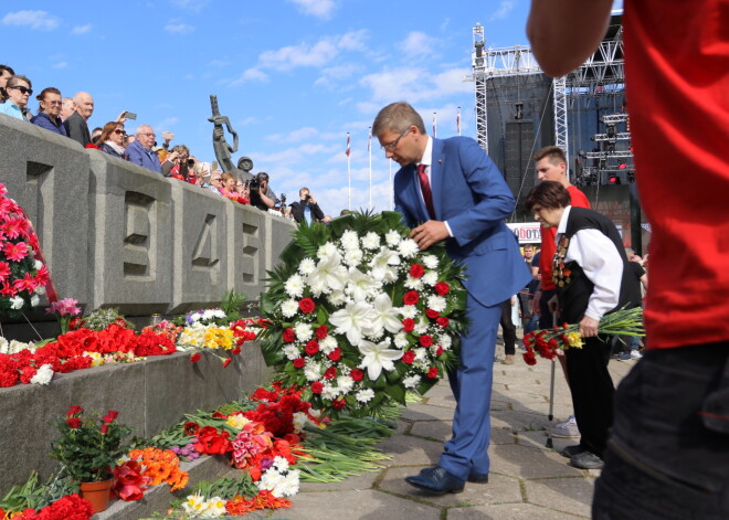 Vairāki tūkstoši cilvēku noliek ziedus, atzīmējot tā dēvēto "Uzvaras dienu"