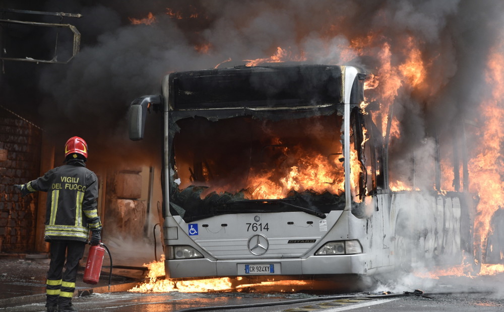 FOTO: uz iepirkšanās ielas Romas centrā ar atklātu liesmu deg pasažieru autobuss