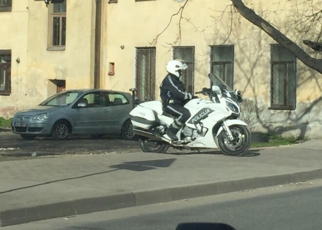 "Nesaskatu šeit slēpšanos" - Ceļu policijas šefs skaidro māju aizsegā paslēpušos policistu