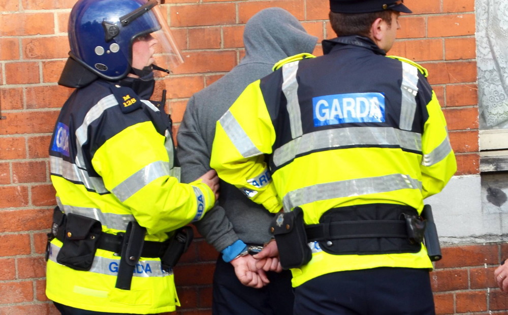 Īrijā tiesā 34 gadus veco Aigaru, kurš pastrādājis seksuālu uzbrukumu pret sievieti, kas tobrīd gulējusi uz ielas