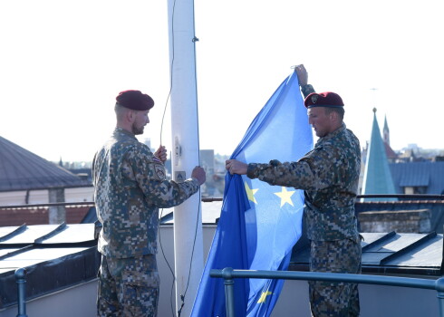 Eiropas Savienības karoga pacelšanas ceremonija Rīgas pils Svētā Gara tornī.