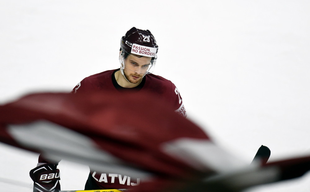 Latvijas hokeja izlase spēlei pret ASV gatavojas bez Džeriņa un Bļugera