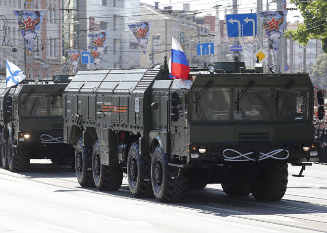 Militārajā parādē Kaļiņingradā demonstrē raķetes "Iskander"