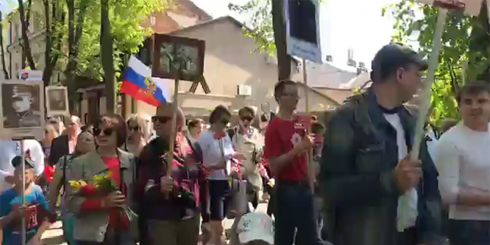 Daugavpils ielās plīvo Krievijas karogi un maršē "Nemirstīgo pulks"