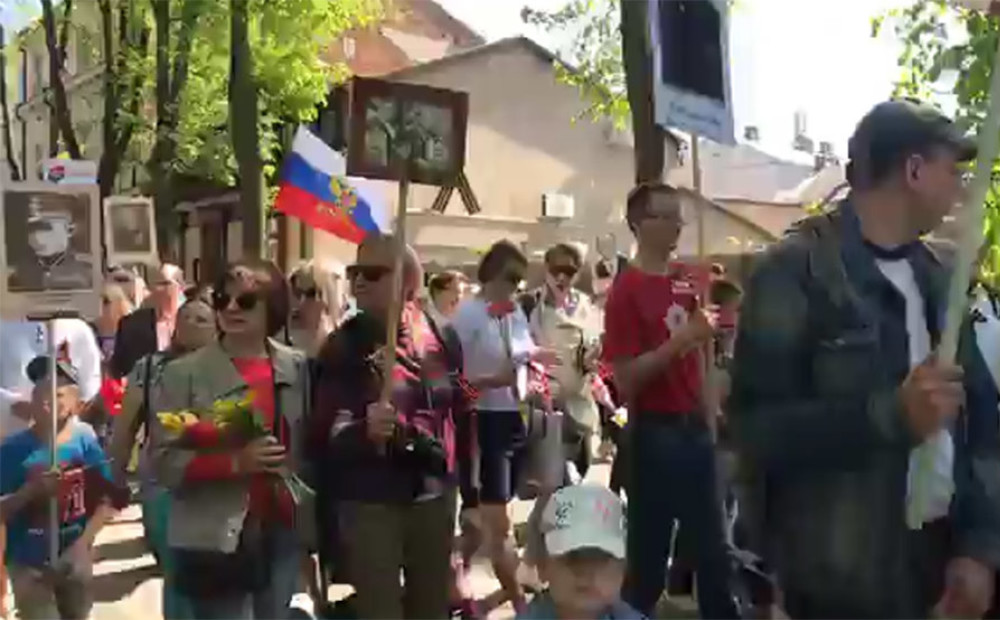 Daugavpils ielās plīvo Krievijas karogi un maršē 