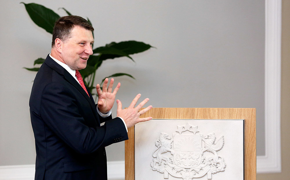 Valsts prezidenta kancelejai pasniegts 15 kilogramus smags Latvijas ģerbonis