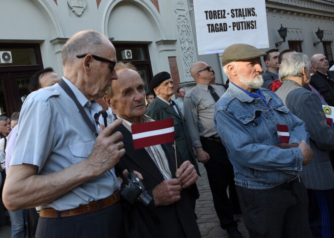 Latvijas Politiski represēto apvienības rīkotā sapulce pie Latvijas Okupācijas muzeja ar mērķi "atcerēties PSRS vardarbīgo Baltijas valstu okupācijas faktu".