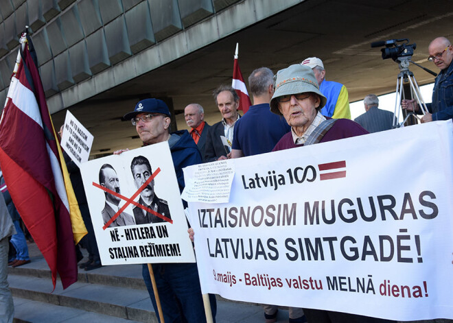 Pie Latvijas Okupācijas muzeja protestē pret "Uzvaras dienas" svinēšanu