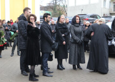Елена Задорнова (в центре) с матерью Еленой Бомбиной (справа) на похоронах Михаила Задорнова