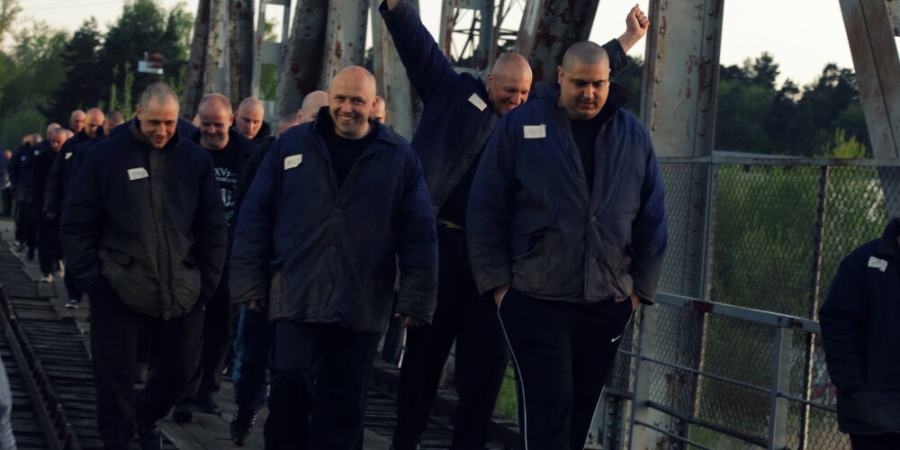 Teju 70 "cietumnieki" skrien pa Juglas mikrorajonu - tā Rīgā uzņem filmu "Jelgava ‘94"